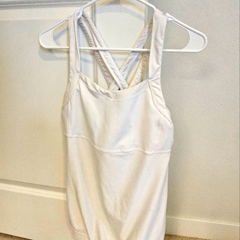 Women's Athleta workout top size Medium white Criss cross back straps